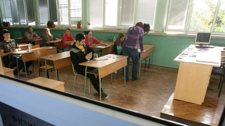 Близо 50 000 зрелостници се явяват на матура по БЕЛ