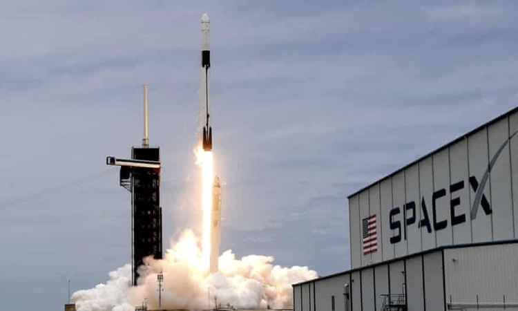 SpaceX изстреля Falcon 9 с товарната капсула Dragon