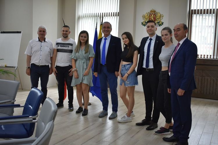 Връчиха плакети на зрелостници от Общински младежки съвет - Асеновград 