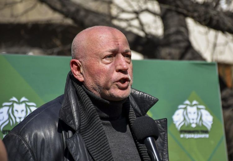 Режисьорът Максим Генчев напуска "омерзен" движението на Манолова