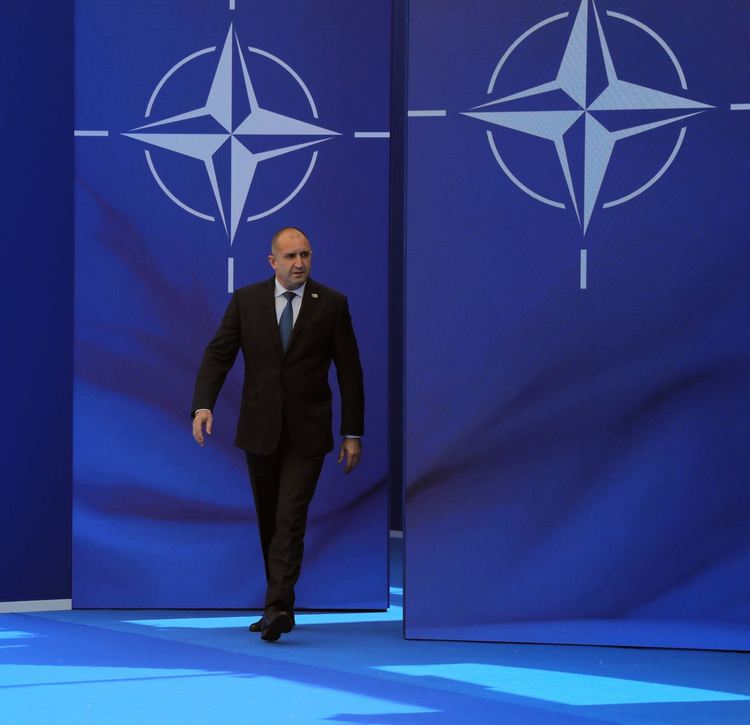 Радев предложи на НАТО съвместно производство на военно оборудвнане