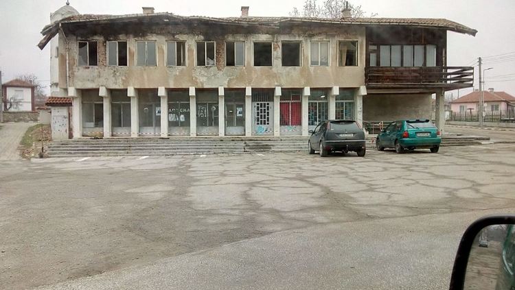 Искренци търсят средства за ремонт на църковната сграда