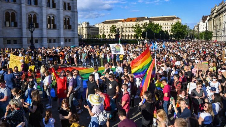 Унгария забранява "популяризирането" на хомосексуалността сред непълнолетни