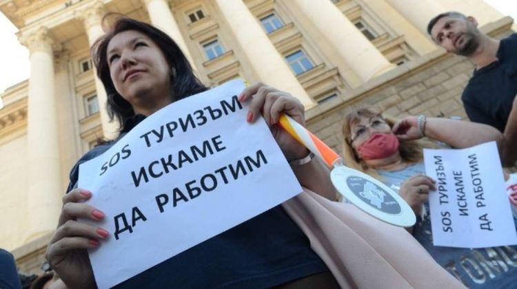 Туроператори на протест пред президентството