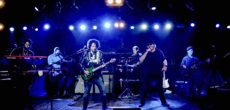 Да послушаме Toto - With A Little Help From My Friends