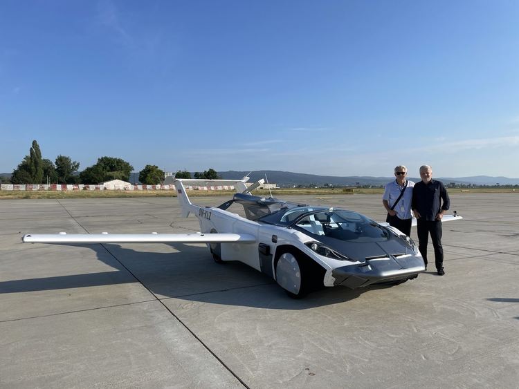 AirCar изпълни първия си междуградски полет