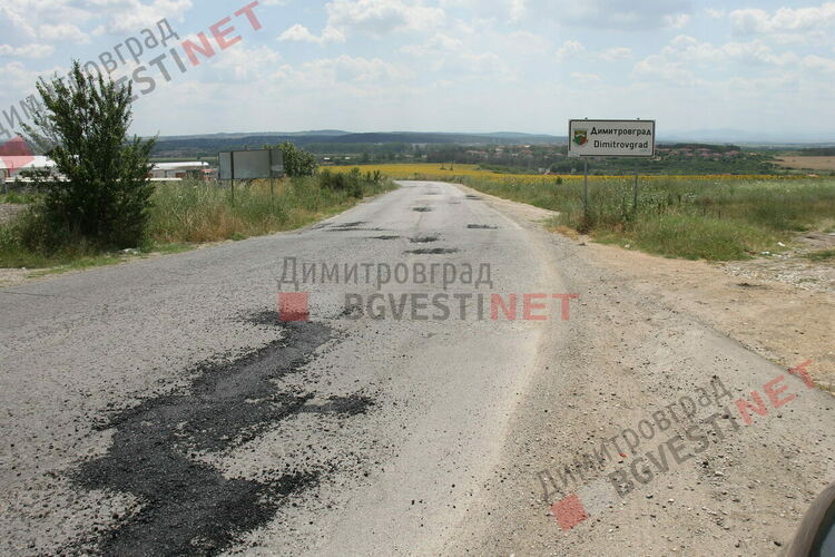 Закърпват дупки по бившия обход за Стара Загора, подмениха знаци по трасето
