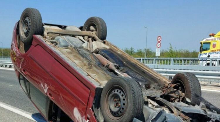 19-годишна шофьорка е пострадала в обърната по таван кола