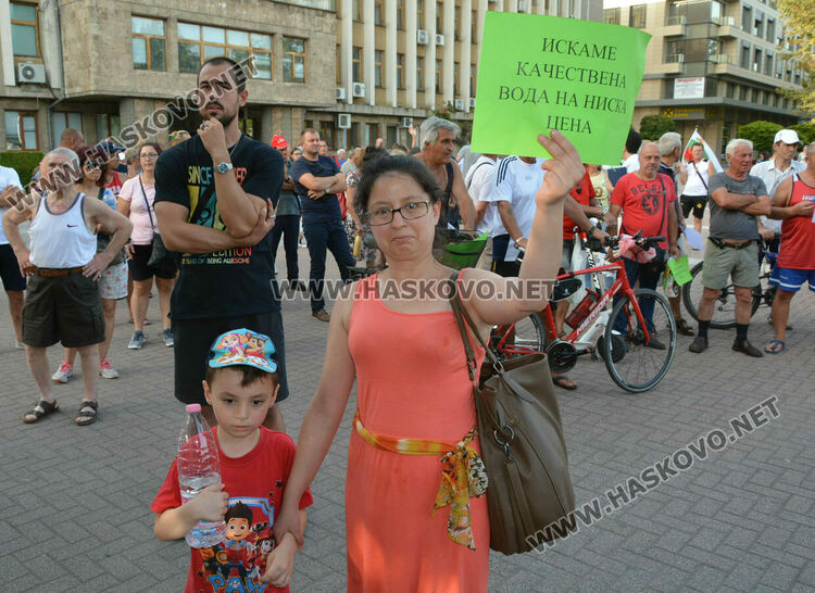 В Хасково излязоха на протест за качествена вода на достъпна и разумна цена