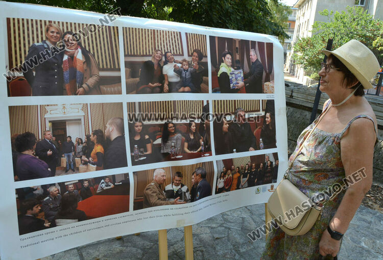 В Хасково представиха изложба „20 години в полза на армията”