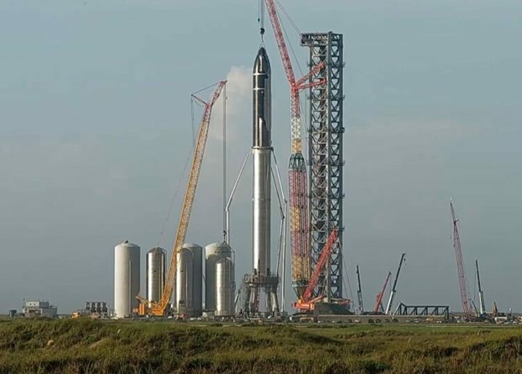 SpaceX сглоби най-голямата ракета в историята