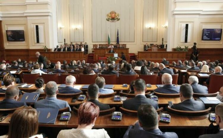 Депутатите ще гласуват утре оттеглянето на Пламен Николов