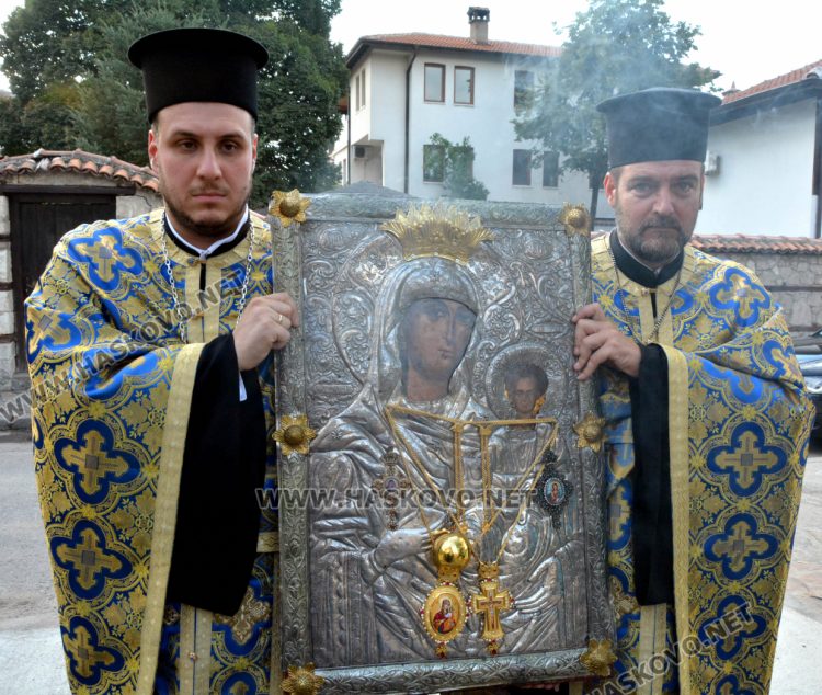 Хасково посрещна Пловдивския митрополит Николай и чудотворната икона на Света Богородица "Златна ябълка"