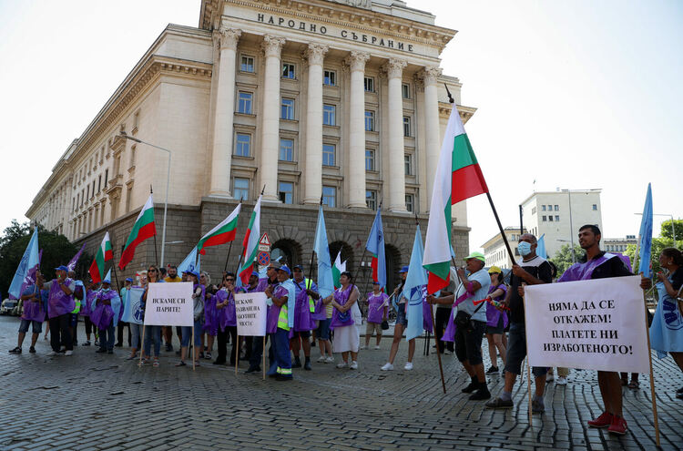 Служители на "Автомагистрали-Черно море" АД блокираха пътя Русе-Варна