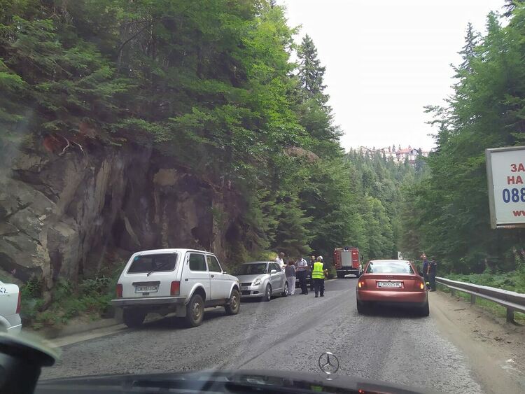 Лада Нива се подпали в движение в района на Пампорово, няма пострадали