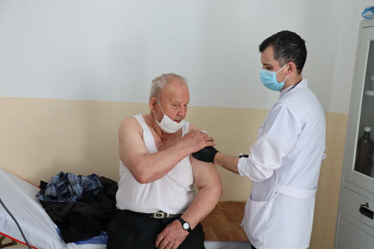 Расте интересът към ваксинирането в Кърджалийско, 387 души са имунизирани през вчерашния ден