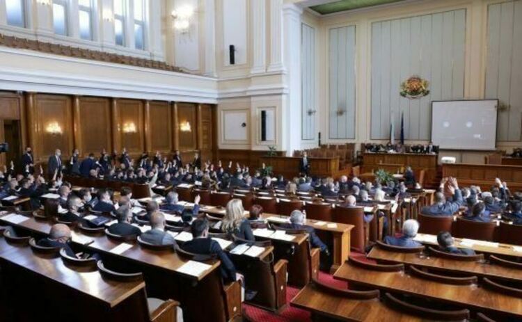 Депутатите поправят днес хаоса с увеличенията на пенсиите, ще гласуват срокове за влизането им в сила