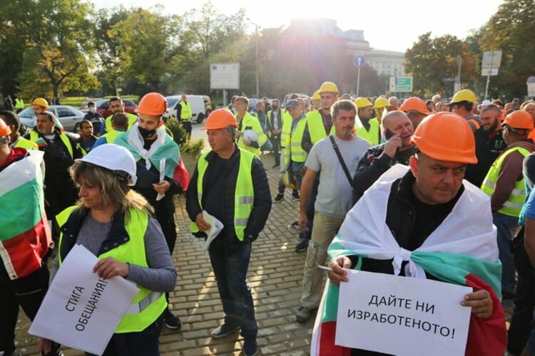 Комитова: Парите за „Хемус” са във фирмите. Нанков и Аврамова са раздали авансово милиард