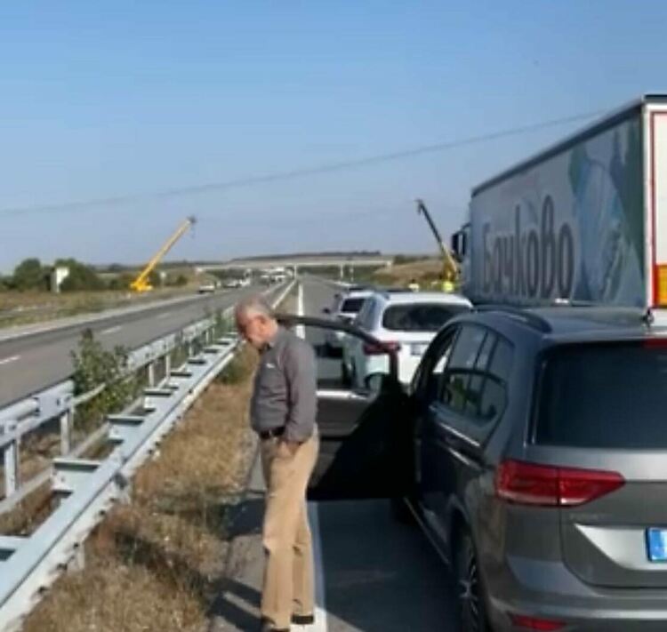 30-минутна спирка насред магистралата заради нов електропровод