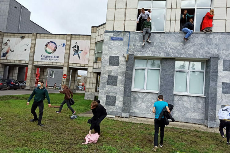 Шестима загинали и десетки ранени при стрелба в руски университет