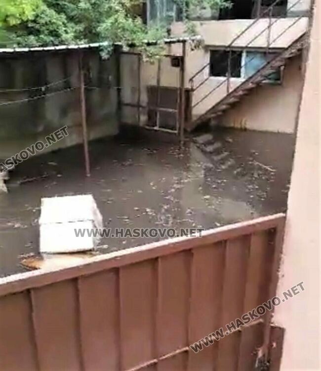 Хидрофор се спука и напълни магазин и двор на сграда