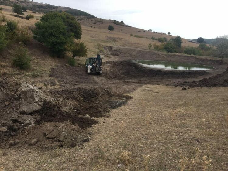 Животновъди сами си оправиха малките водоеми
