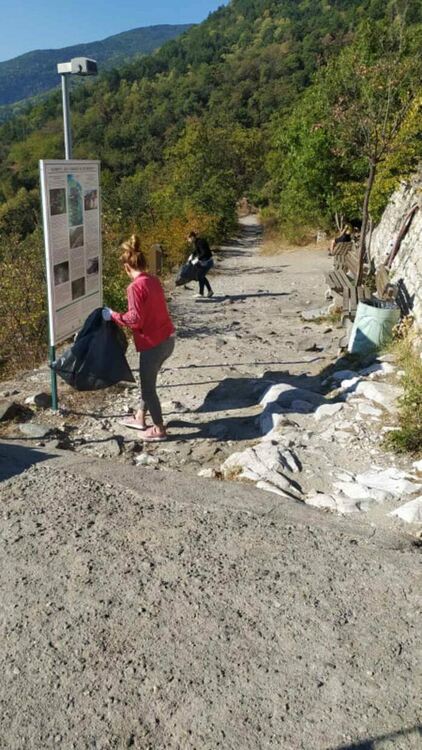 Почистиха района около Асеновата крепост за Световния ден на туризма 