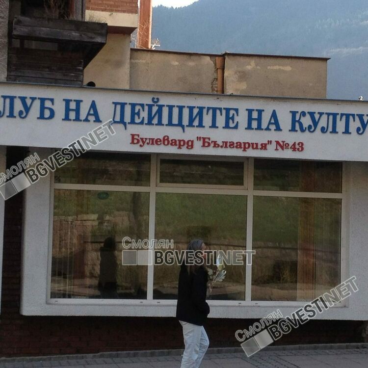 Отбелязваме Празника на поезията и музиката в КДК