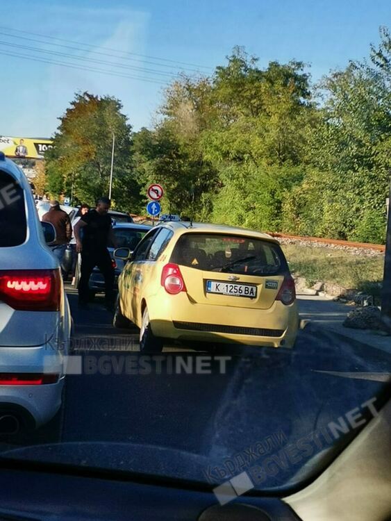 Верижна катастрофа в час пик до Ардински мост преди минути