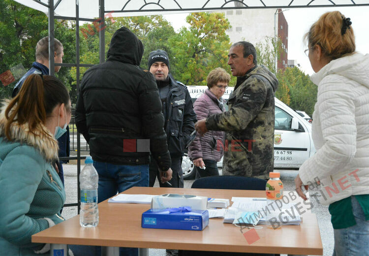 Скандал, бой и арест до ваксинационния пункт на Неделния пазар в Димитровград