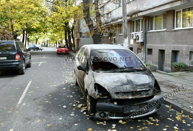 Кола горя пред блок на ул.“Цар Освободител“ в Хасково