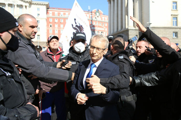 Протестиращи нападнаха министъра на образованието Николай Денков