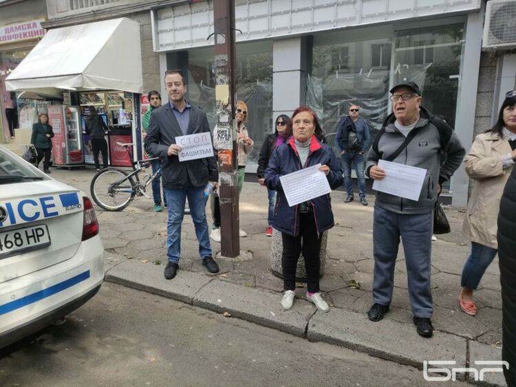 Близо 200 души се събраха на протест пред РЗИ-Бургас 