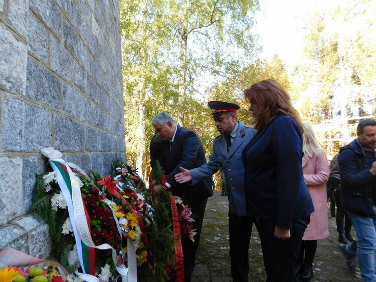 Илияна Йотова и Коалиция „БСП за България“ отдадоха почит пред героите на Родопската Шипка