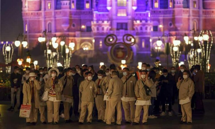 Затвориха над 30 000 души в китайски Дисниленд заради един с коронавирус