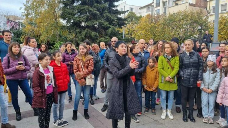  Родители в Бургас протестираха срещу тестването на децата в училище