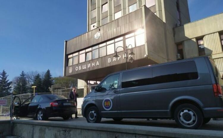 Комисията на Цацаров нахлу в община Варна, разследва поръчка за 85 милиона
