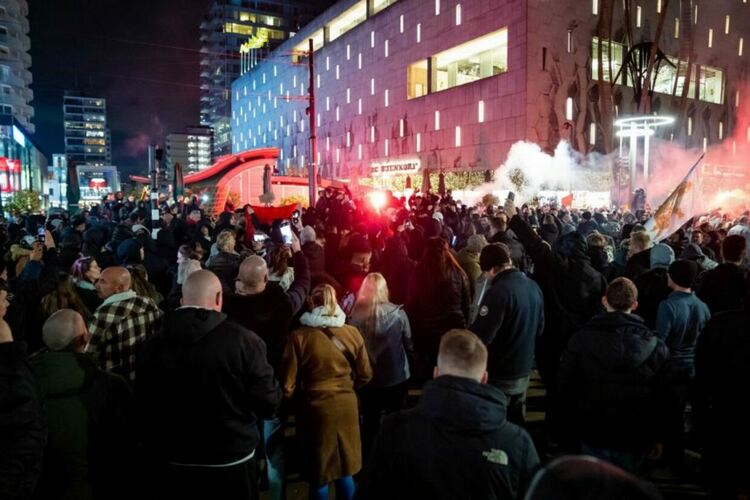 Двама простреляни по време на протести в Ротердам срещу ковид ограниченията