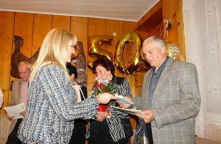 Пет двойки в Момчиловци получават свидетелства за успешен 50-годишен брак