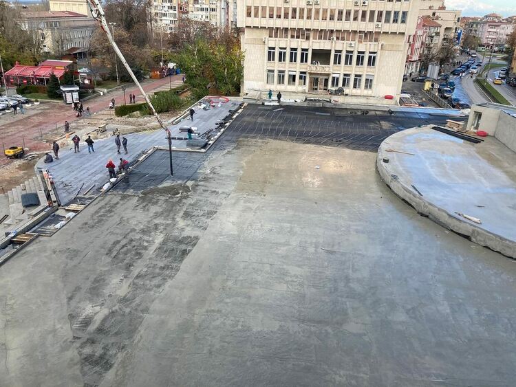Положиха изолация на централния площад "Акад. Николай Хайтов"