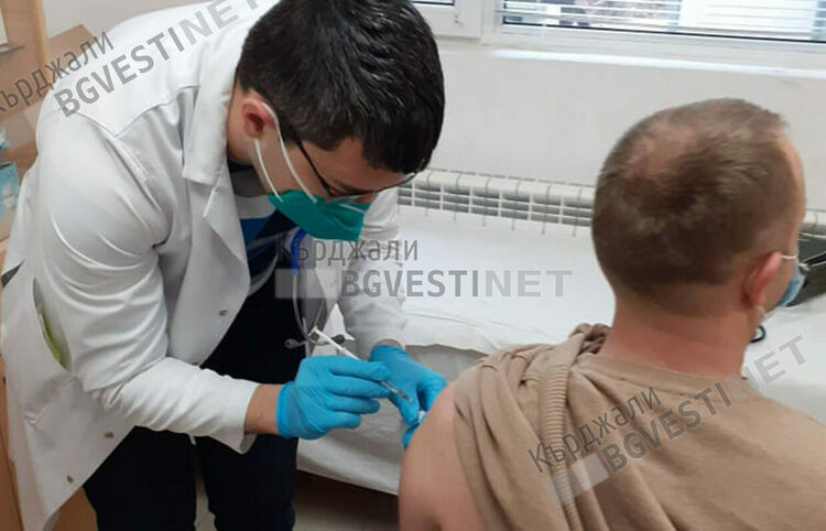  52,76% от жителите на областта са ваксинирани с първа доза срещу коронавирус,  27,63 на сто са с пълен цикъл