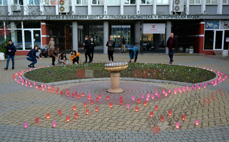 Огненочервена панделка грейна в Димитровград в подкрепа на Световния ден за борба със СПИН