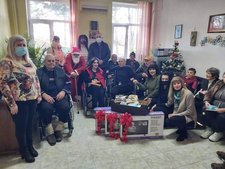 Златаровци зарадваха с дарове малки и големи за Коледа