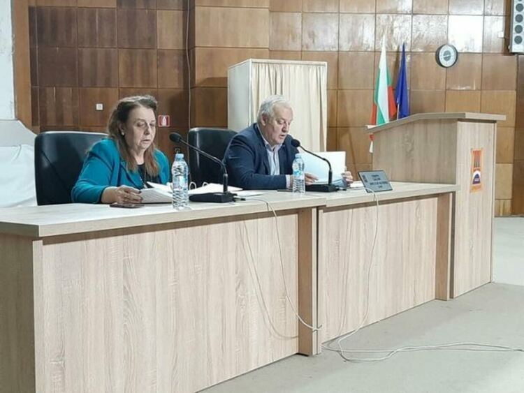 За сега стоматолозите остават, Общински съвет отложи продажбата на сградата