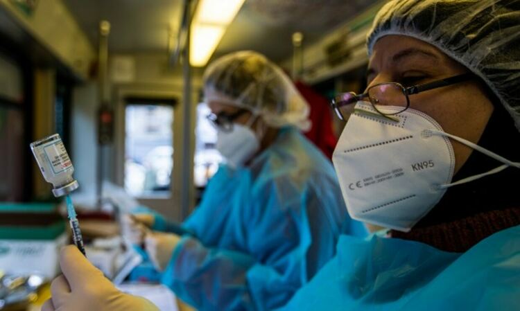 Проучване: Ваксините за COVID-19 нарушават цикъла при млади жени 