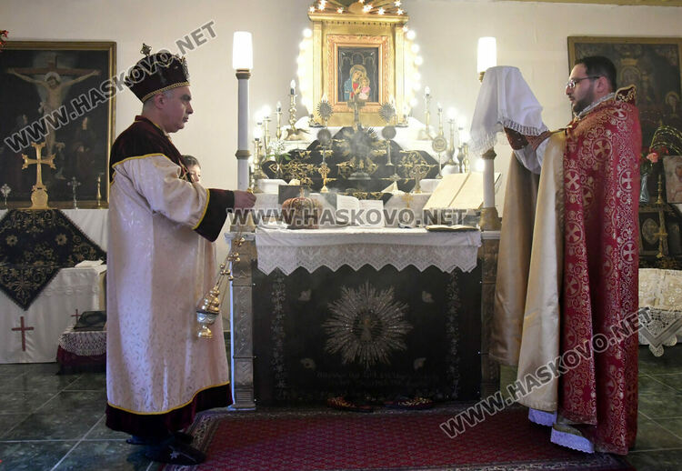 Тържествена служба за храмовия празник в арменската църква „Сурп Степанос“