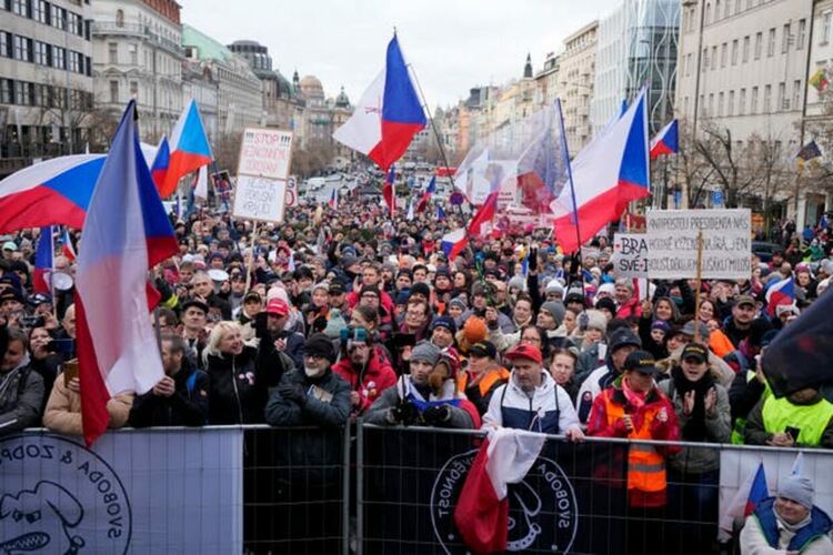 Хиляди протестират срещу задължителната ваксинация против ковид в Чехия