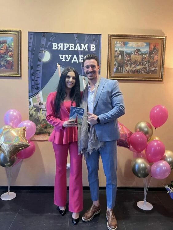 Змеиската красавица от "Ергенът" представи дебютната си книга