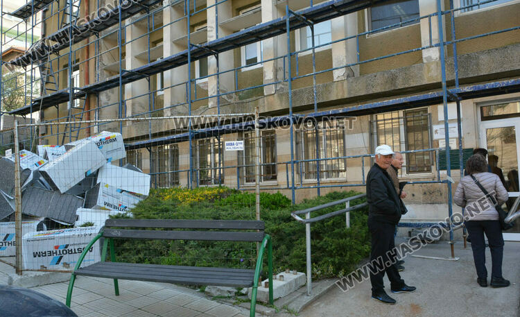 Хасковлия сигнализира, че строители работят на скеле над вход с чакащи граждани