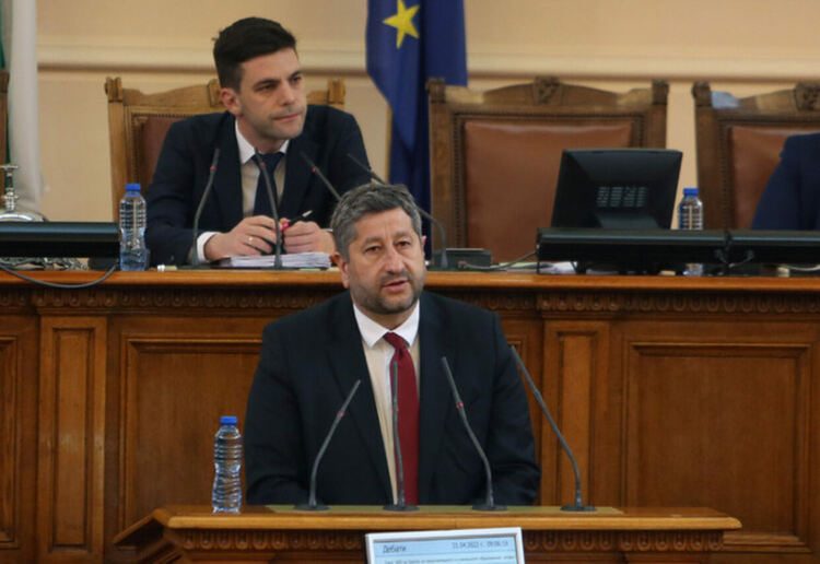 Отказваме да бъдем част от политика, която "смалява" България, заяви Христо Иванов
